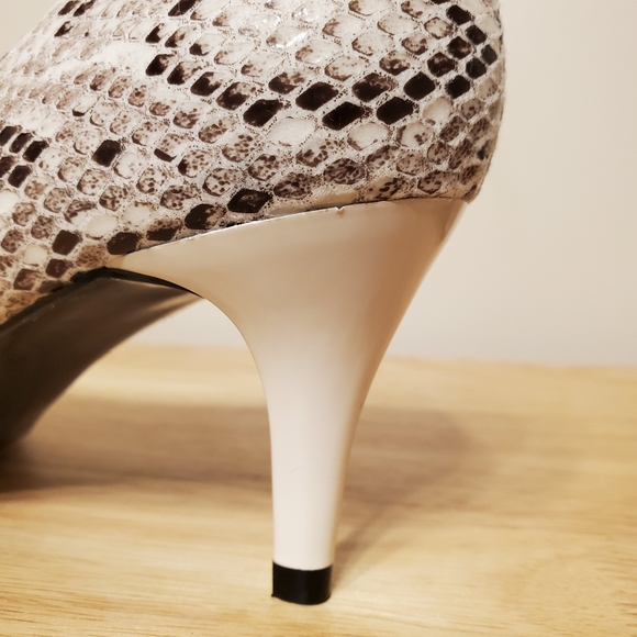Unilady Snake Print Pumps - Picture 4 of 8